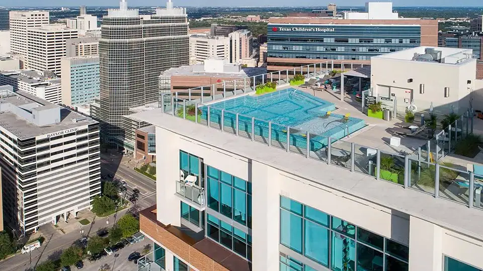 Latitude Med Center Apartments Rooftop Pool